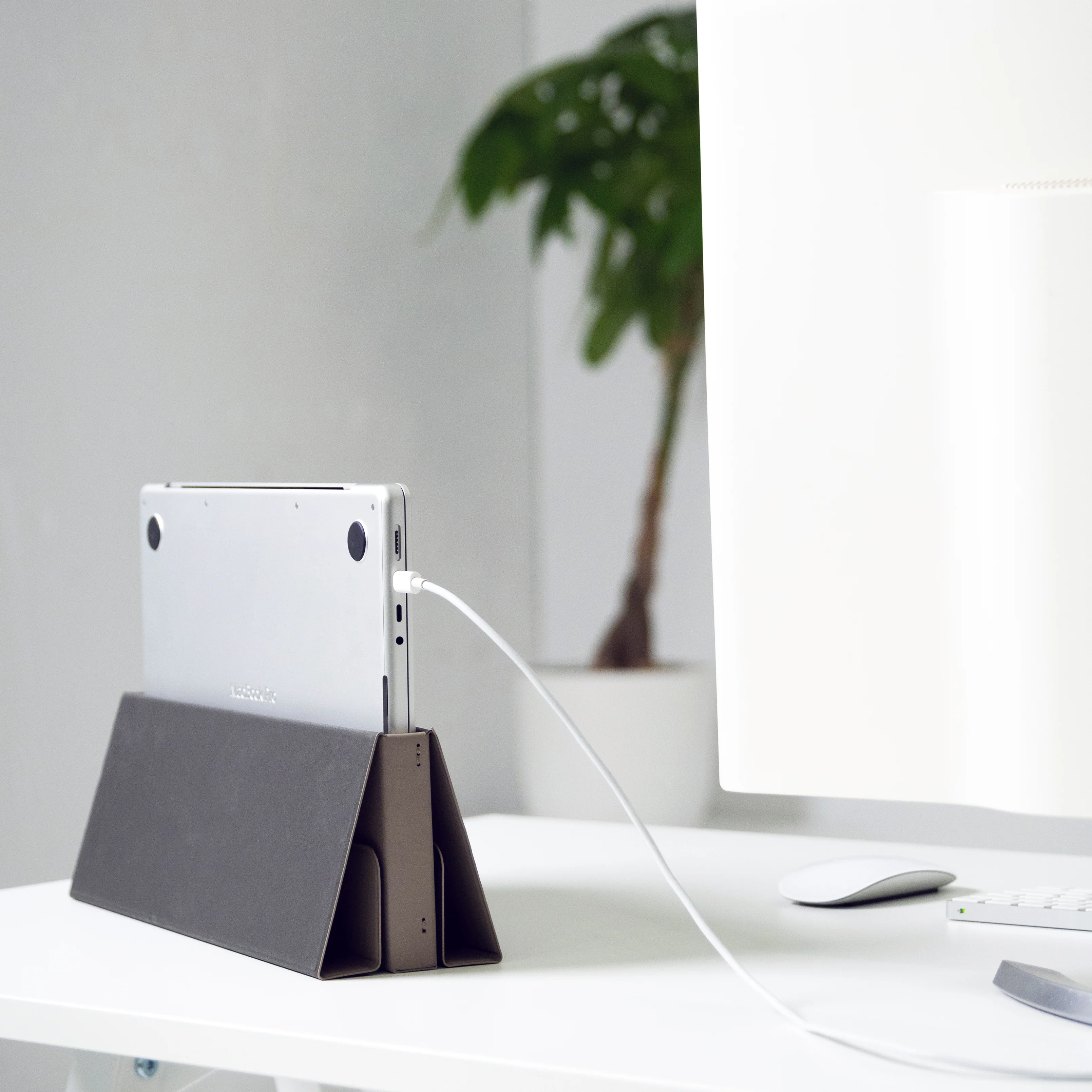 Trinity 5-in-1 Standing Laptop Sleeve - Image 5