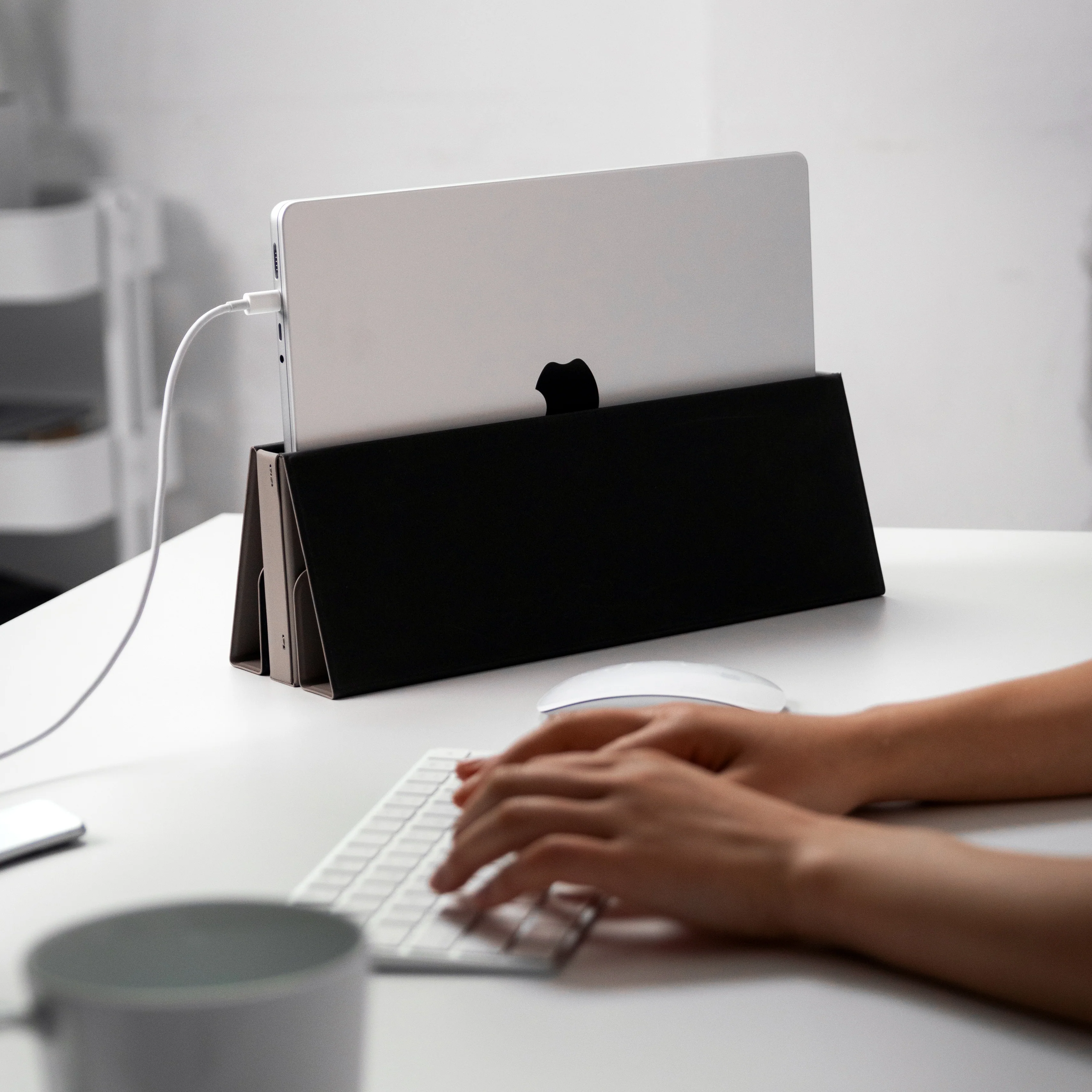 Trinity 5-in-1 Standing Laptop Sleeve - Image 6